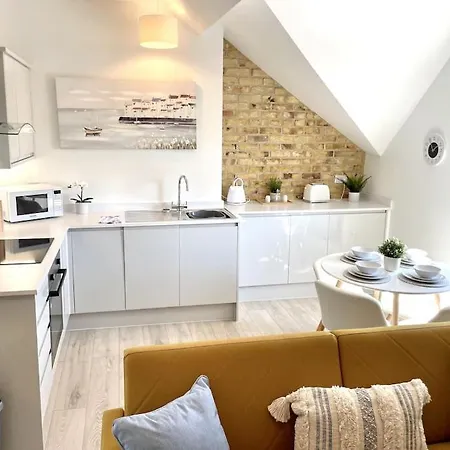 Stunning Beachside Luxury Porthcawl 1 Bedroom Apt, Parking, Prime Location Exterior photo