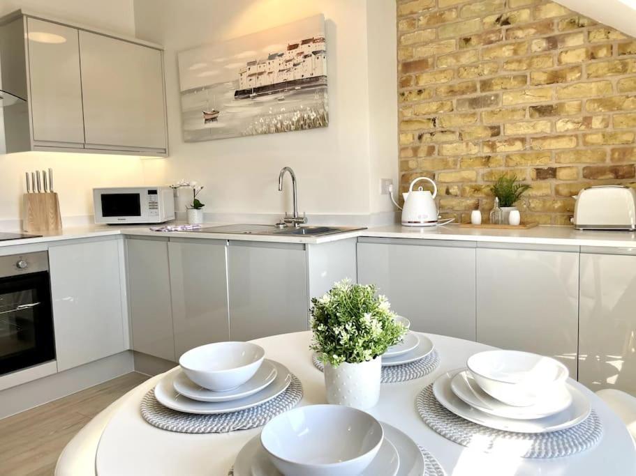 Stunning Beachside Luxury 1 Bedroom Apt, Parking, Prime Location * Porthcawl