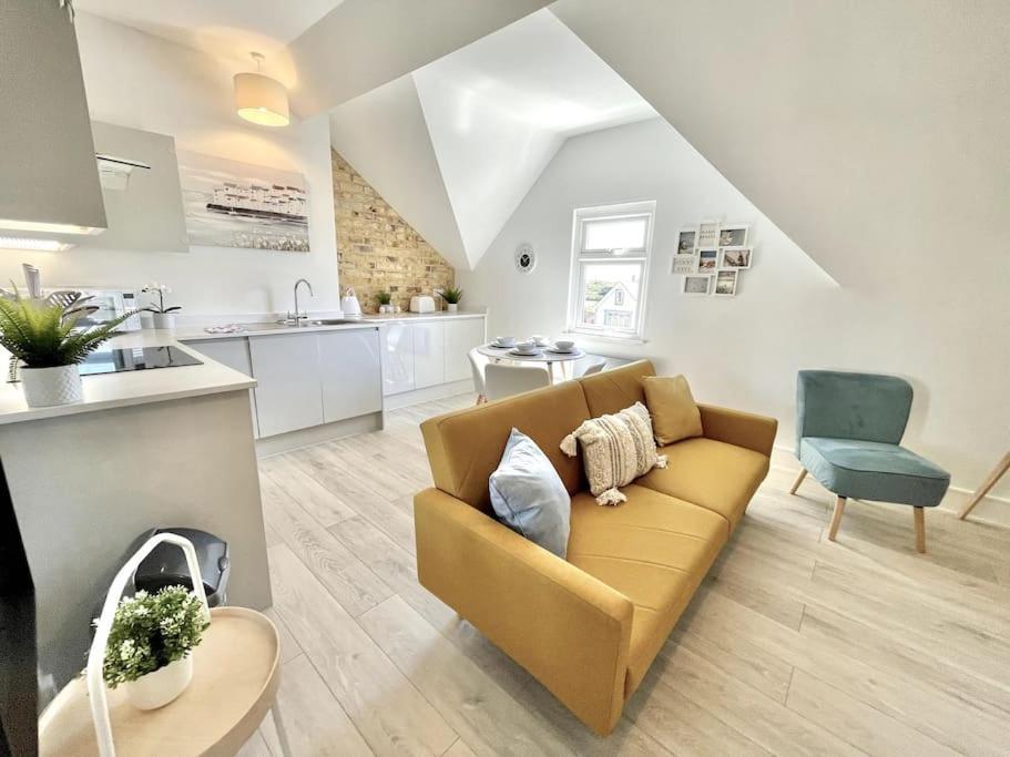 Stunning Beachside Luxury 1 Bedroom Apt, Parking, Prime Location * Porthcawl