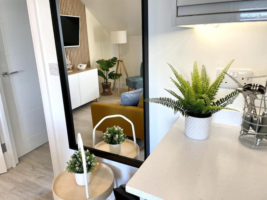 Apartment Stunning Beachside Luxury 1 Bedroom Apt, Parking, Prime Location *