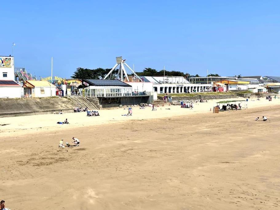 Stunning Beachside Luxury 1 Bedroom Apt, Parking, Prime Location Porthcawl