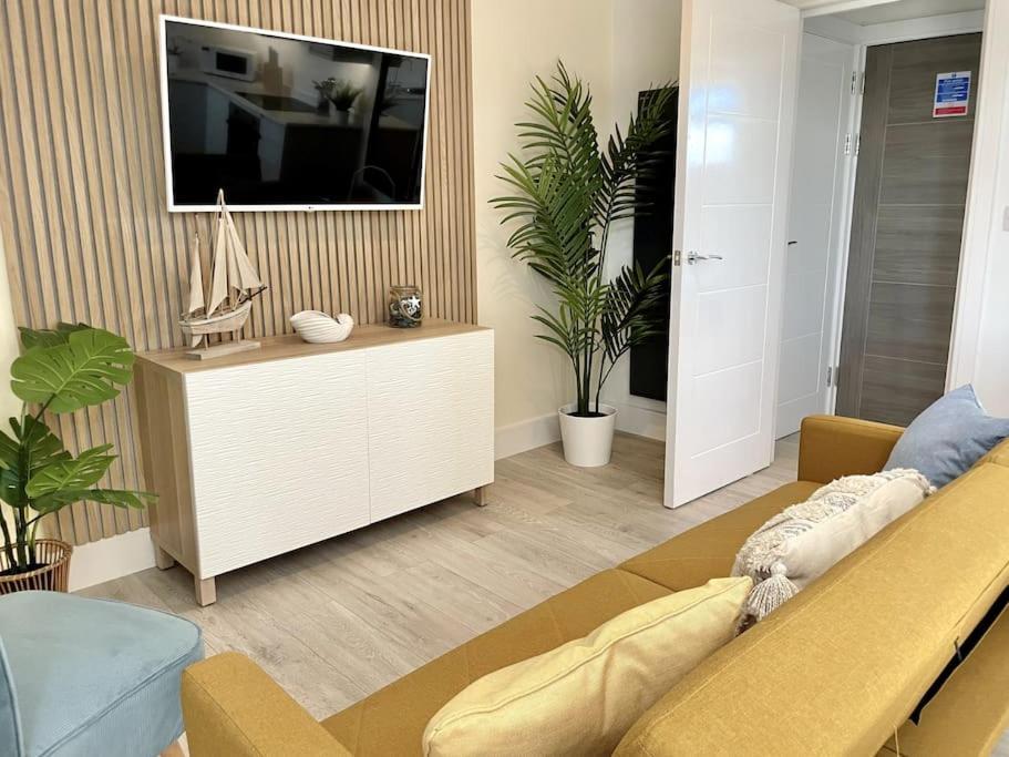 Stunning Beachside Luxury 1 Bedroom Apt, Parking, Prime Location Apartment *